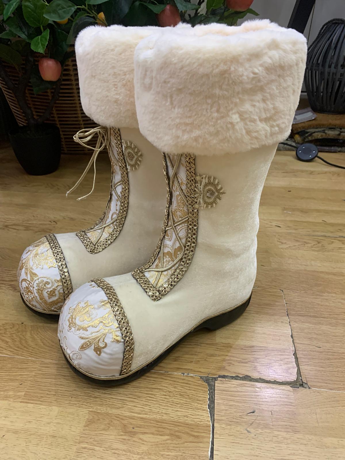 COPPIA STIVALI BABBO NATALE DECORAZIONE BIANCHI CON STRINGHE ORO E PELLICCIA H 40 X 30 L.