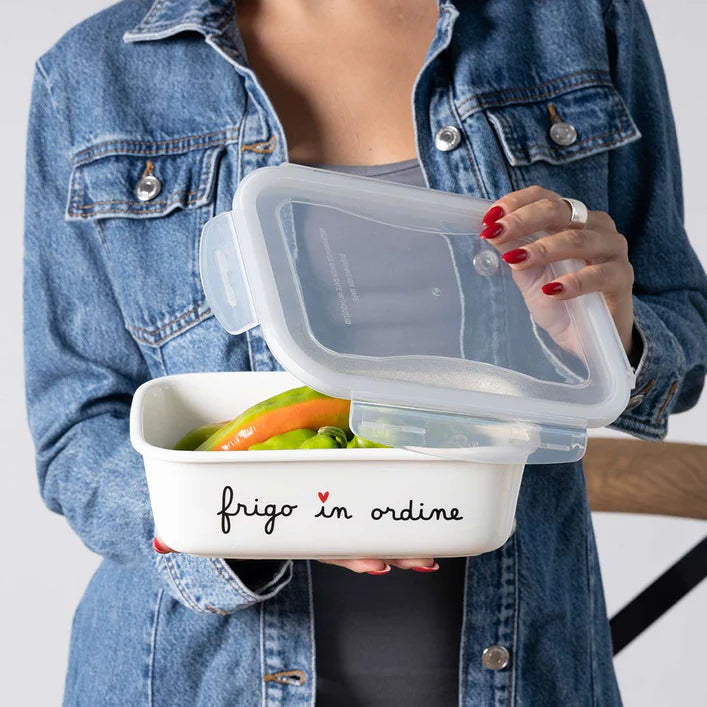 CONTENITORE IN PORCELLANA BIANCA CON SCRITTA " FRIGO IN ORDINE" DIM 22,7X16,1X6,6 CM