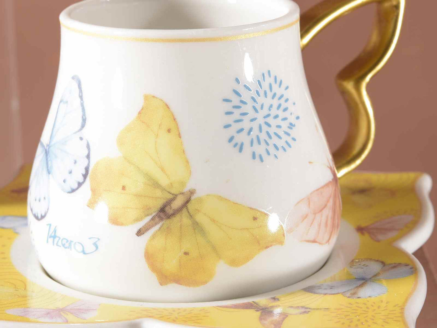 Set 2 tazzine e 2 piattini Farfalla porcellana decori dorati Misure: Tazzina: Ø 6 cm x 5,5 H Capacità: 80 ml - Piattino: 9,5 x 9,5 H Assortimento: 2 fantasie Utilizzo: Tazze