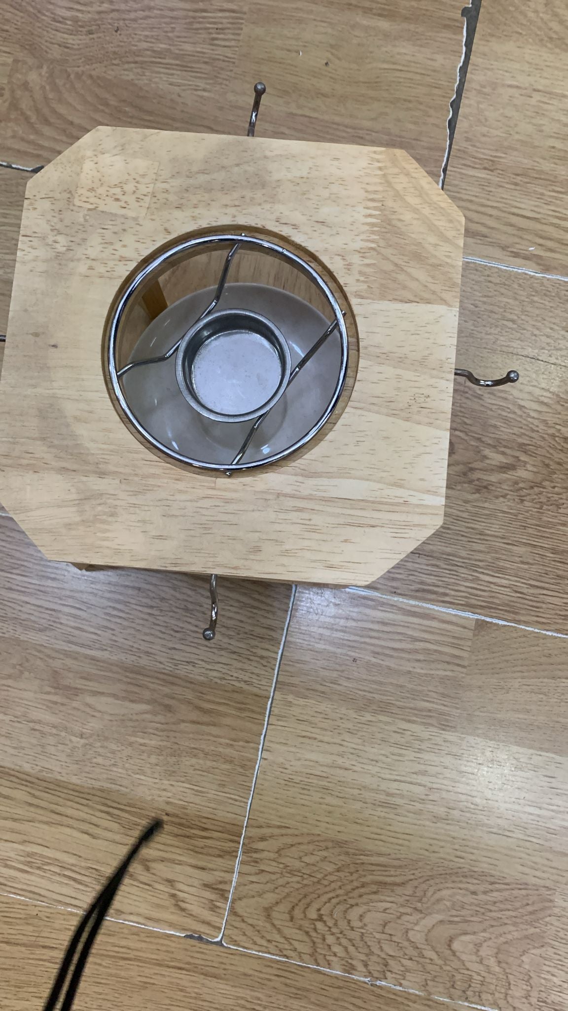 SET TEIERA PIU' 4 TAZZE CON SUPPORTO IN LEGNO CON SCALDA THE PORCELLANA BIANCA CON SCRITTA NERA SHABBY