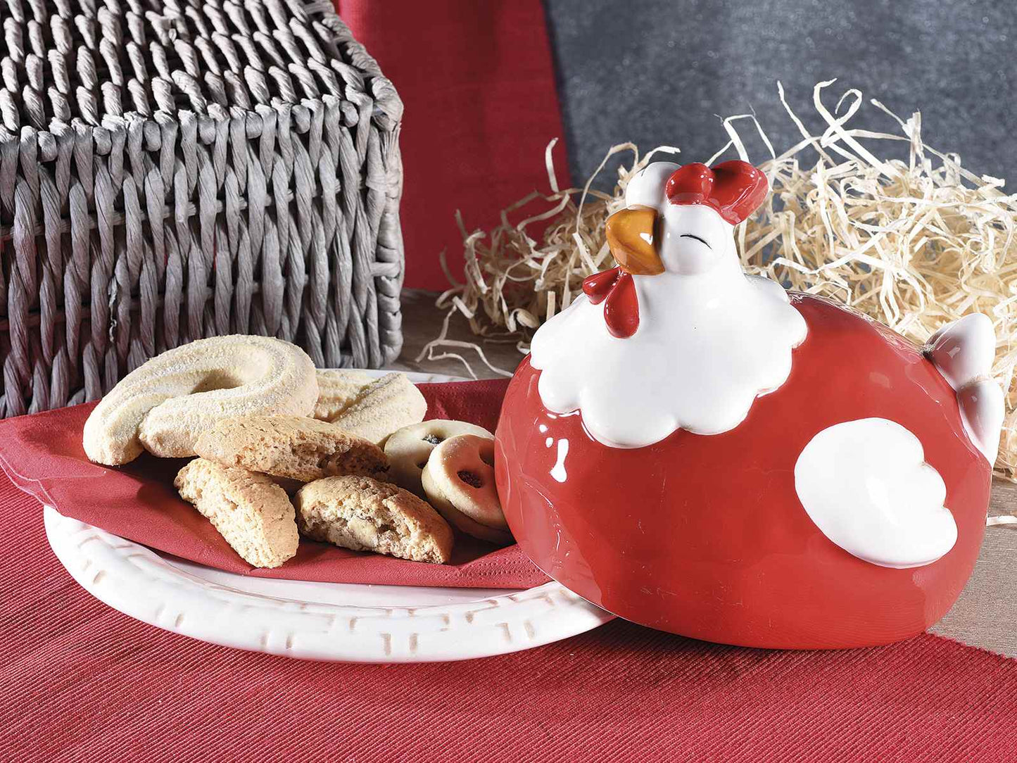 PIATTO ALIMENTARE IN CERAMICA CON COPERCHIO FORMA GALLINELLA Misure: cm 19 x 16 x 13 H Assortimento: 2 fantasie