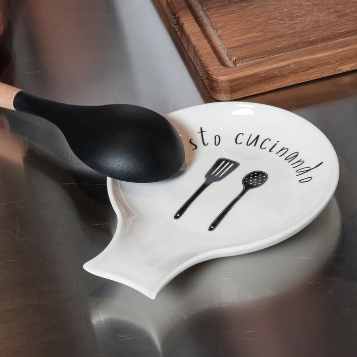 POGGIAMESTOLO IN GRES PORCELLANATO " STO CUCINANDO" Dimensioni: grande 15x19cm