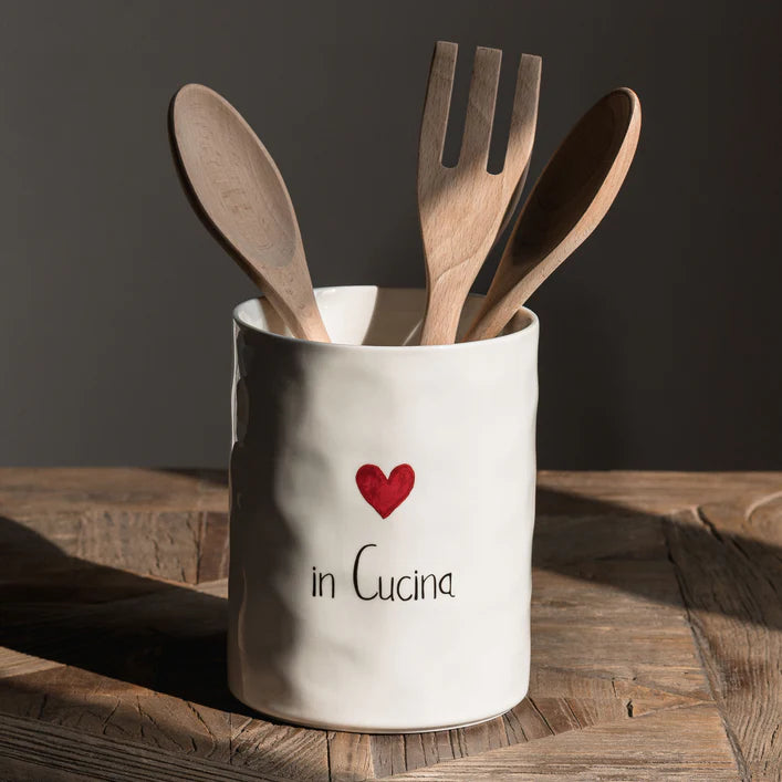 PORTAMESTOLI E POSATE IN CUCINA IN GRES PORCELLANATO BIANCO CON CUORE ROSSO