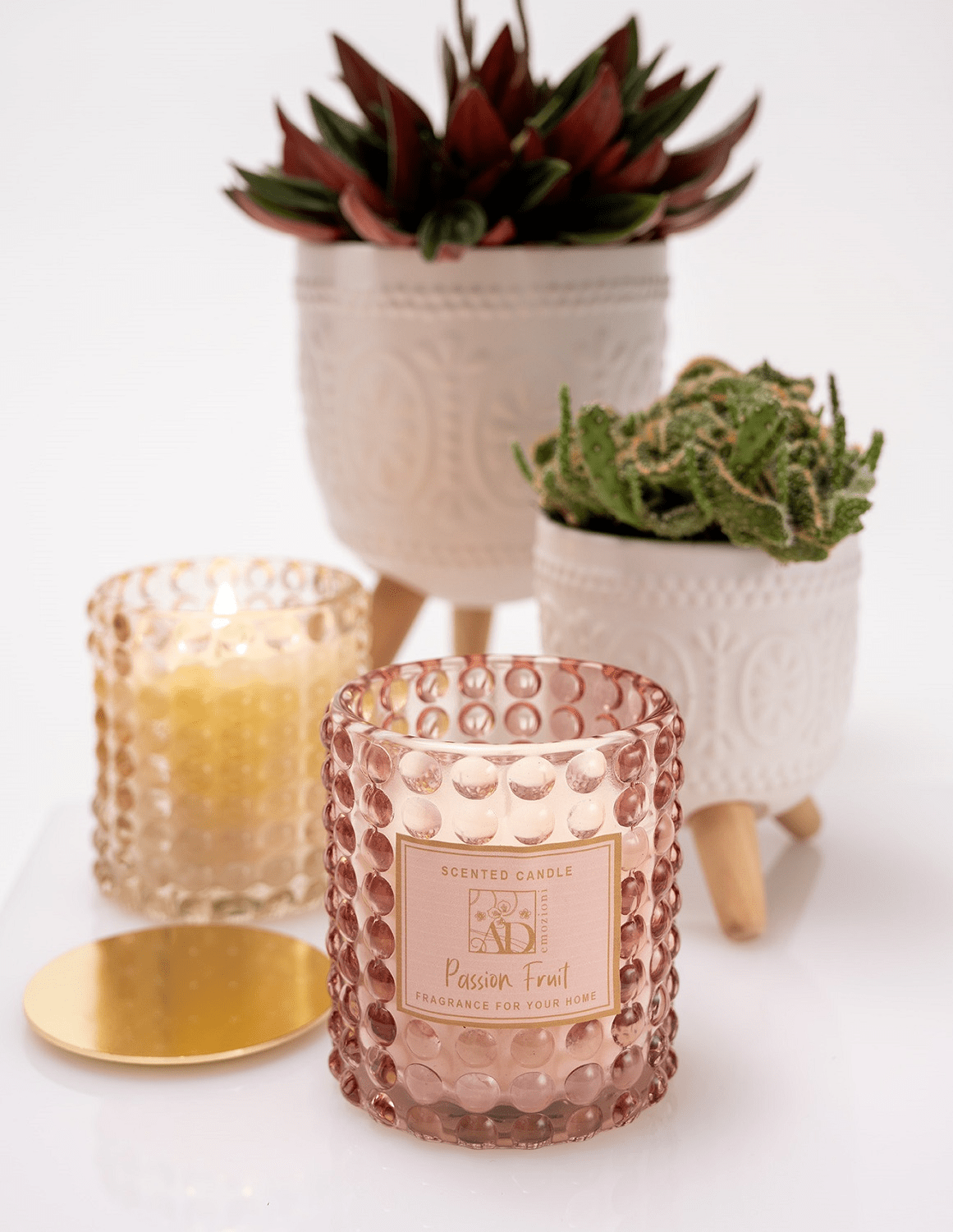 CANDELA PROFUMATA IN VETRO ROSA PASSION FRUIT LAVORATO E COPERCHIO IN METALLO ORO - Dolci pensieri gift