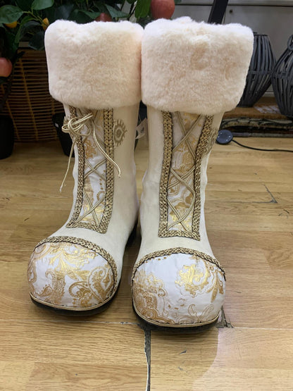 COPPIA STIVALI BABBO NATALE DECORAZIONE BIANCHI  CON STRINGHE ORO E PELLICCIA H 40 X 30 L.