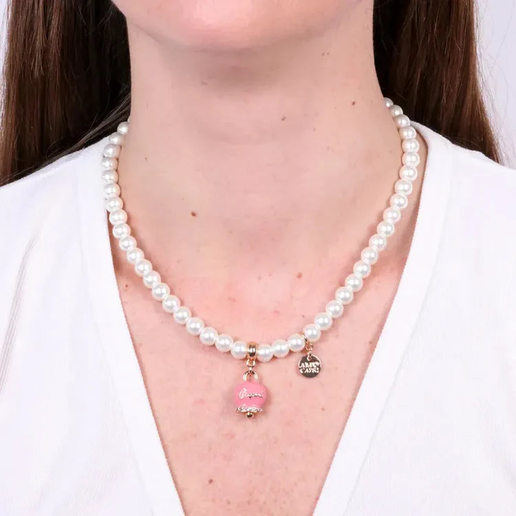 AmoCapri Collana in Metallo con perle e campanella rosa con scritta Capri