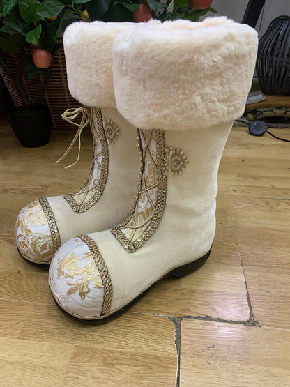 COPPIA STIVALI BABBO NATALE DECORAZIONE BIANCHI  CON STRINGHE ORO E PELLICCIA H 40 X 30 L.