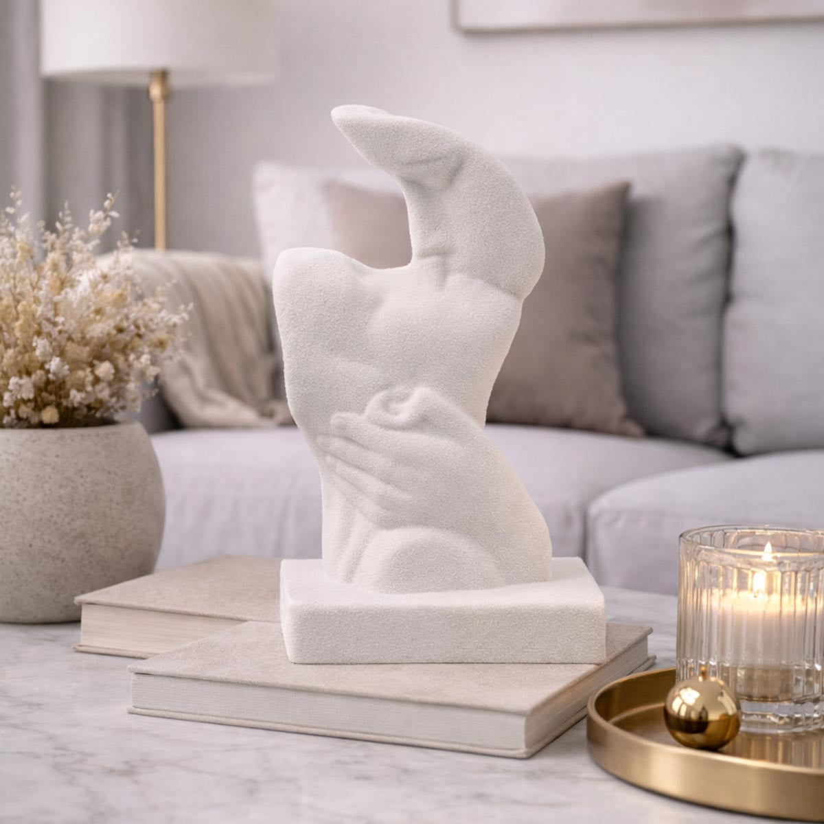 SCULTURA  CON BASE IL BACIO DI AFRODITE IN CERAMICA GRES BIANCA H 35 CM COMPLEMENTO DI ARREDO.