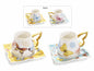 Set 2 tazzine e 2 piattini Farfalla porcellana decori dorati Misure: Tazzina: Ø 6 cm x 5,5 H Capacità: 80 ml - Piattino: 9,5 x 9,5 H Assortimento: 2 fantasie Utilizzo: Tazze