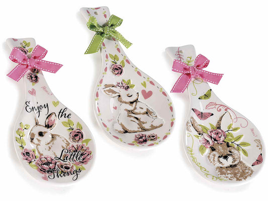 Poggiamestolo in ceramica lucida decori "Bunny" con fiocco Misure: cm 10,5 x 24 H Con decori in rilievo Assortimento: 3 fantasie