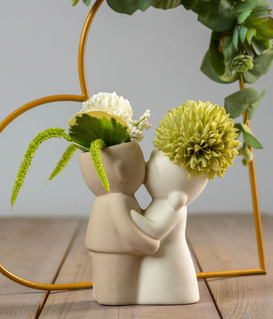 COPPIA SPOSINI AD EMOZIONI PORTAPIANTINA CERAMICA BEIGE GRES