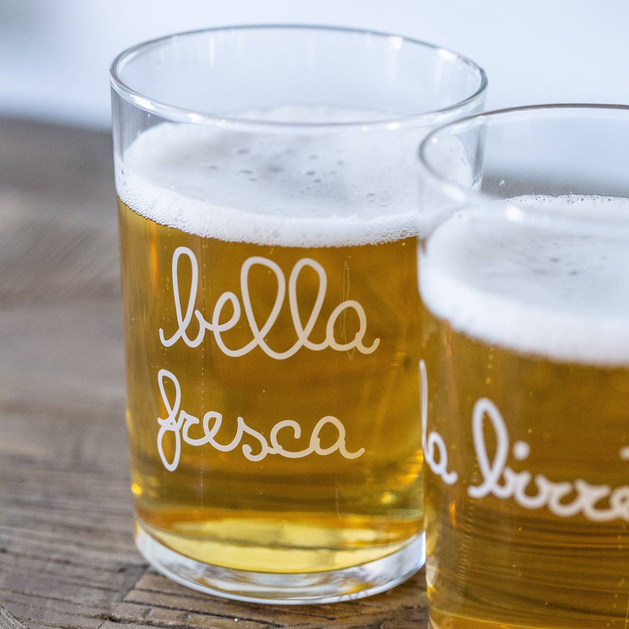 SET 6 BICCHIERI BIRRA "BELLA FRESCA" 50CL SERIGRAFATO BIANCO VETRO TEMPERATOAltezza&nbsp;12cm x diametro 8,8cm