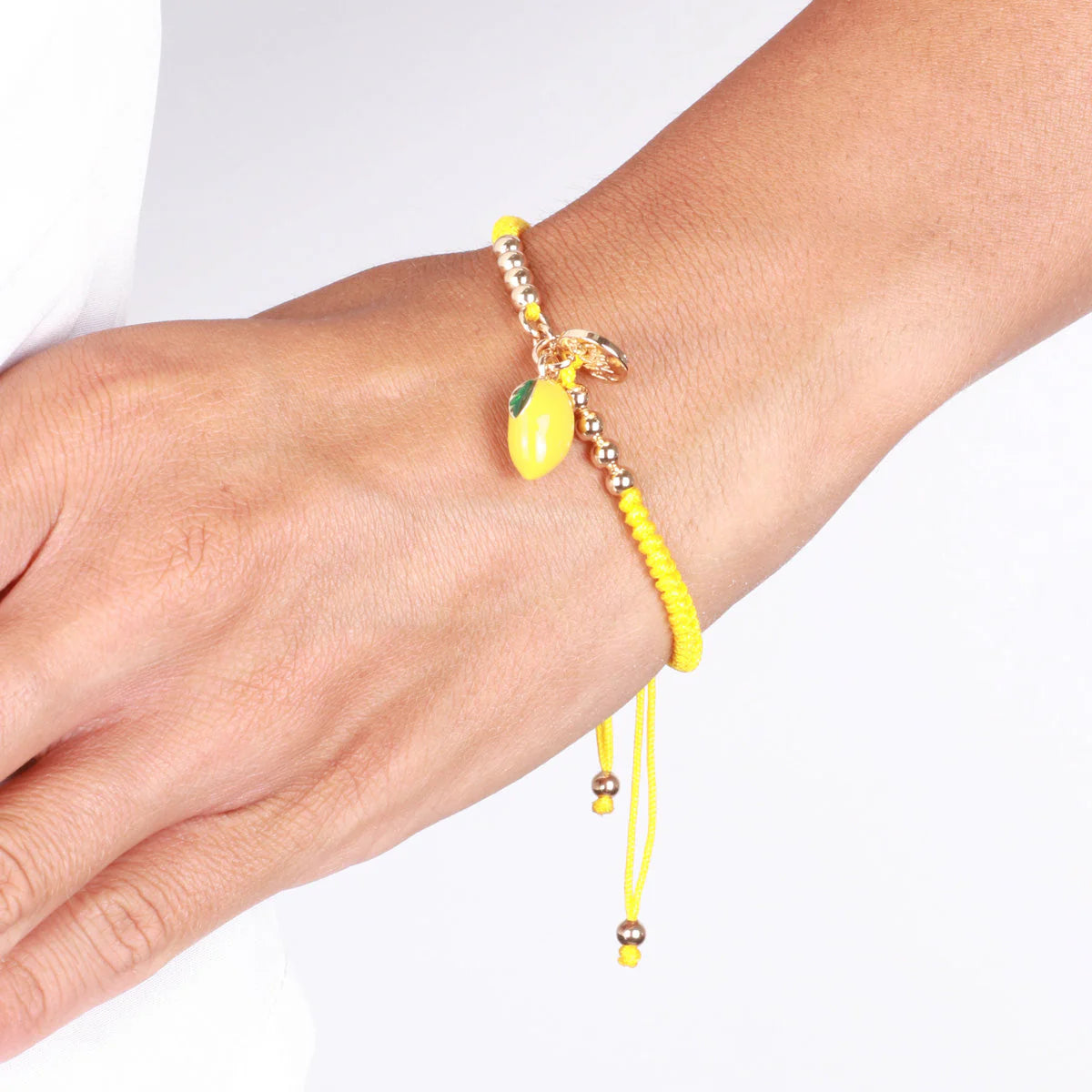 AMOCAPRI Bracciale in Metallo con limone e cordino giallo