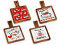 TAGLIERE ALIMETARE SOTTOPENTOLA LEGNO E CERAMICA Misure: cm 12 x 18 H Espo: 29 x 11,5 x 26 H Assortimento: 4 fantasie