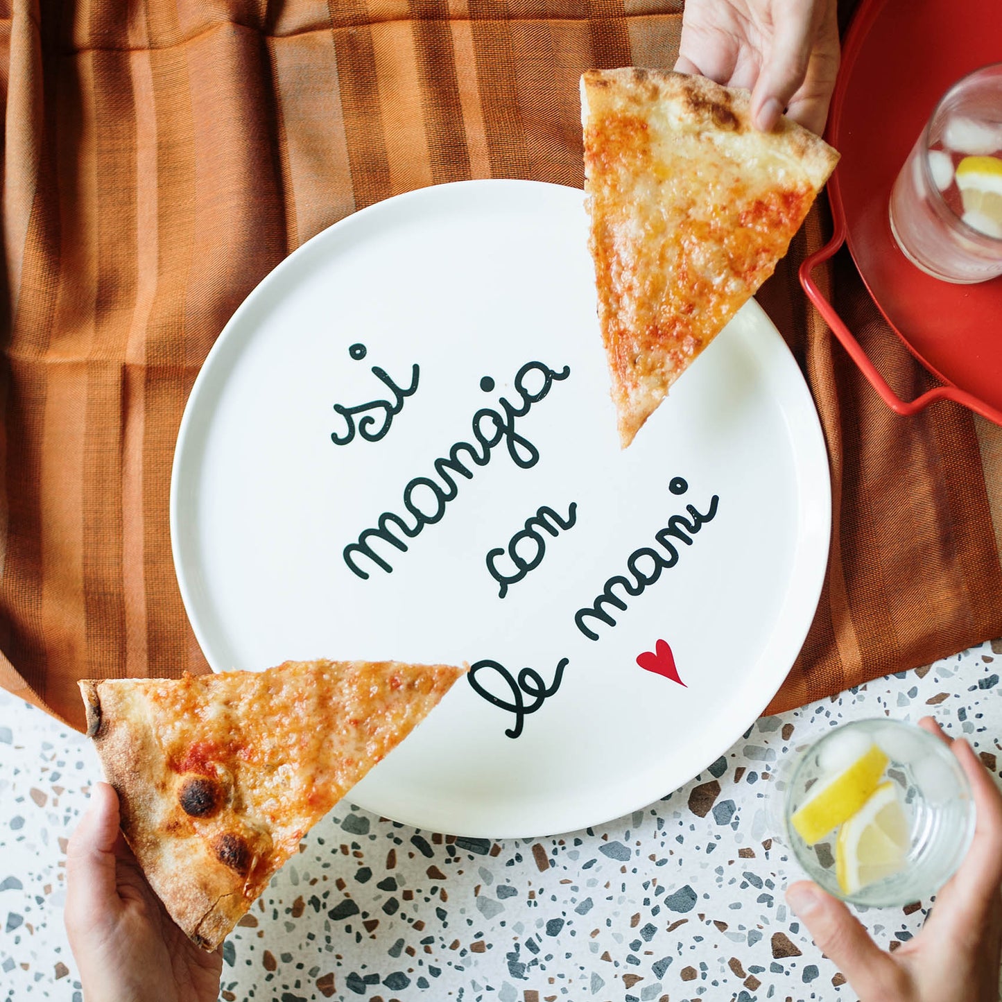 PIATTO PIZZA IN  GRES PORCELLANATO DECORO "SI MANGIA CON LE MANI" 31,5 CM