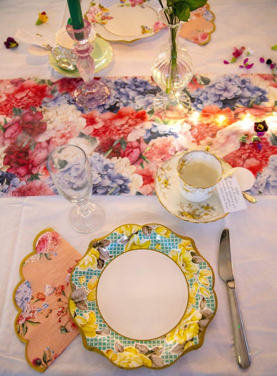 Piatti floreali in carta per feste smerlati stile inglese